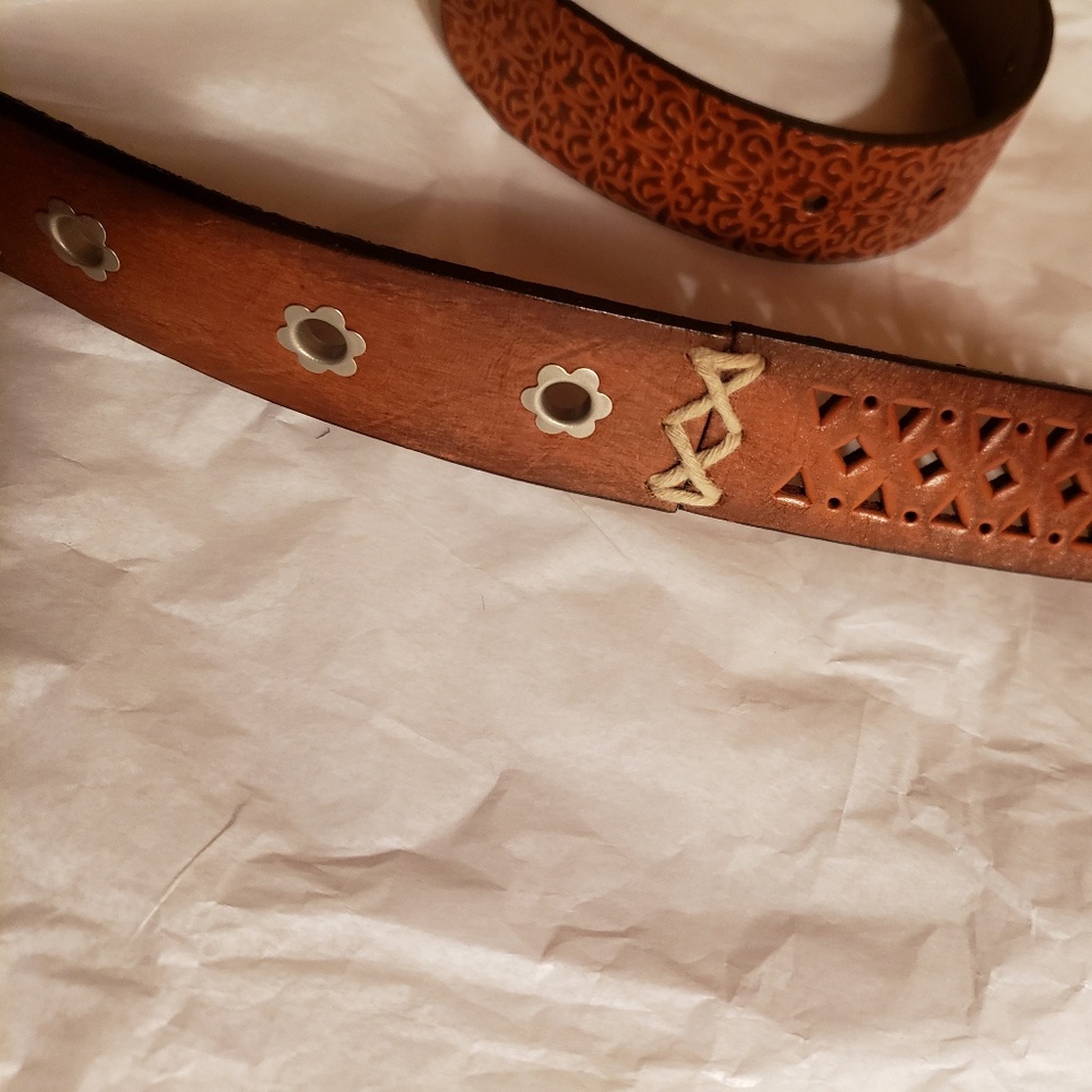"Woolrich" NWT, fancy tooled belt - Picture 5 of 6